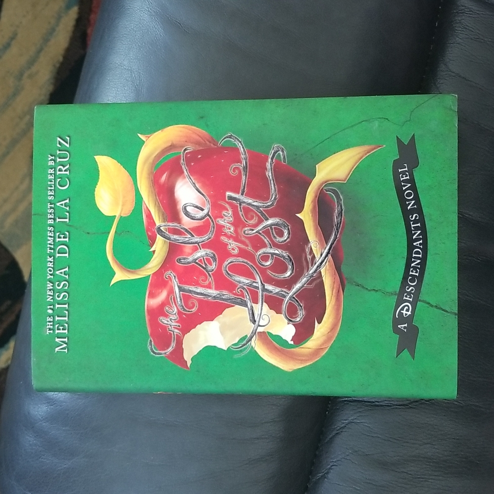 The Isle of the Lost - Disney's Descendants Book by Melissa De La Cruz